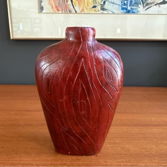 VINTAGE HAND PAINTED WOLF CARVING RESIN RED BOTTLE Vase COLLECTIBLE - Picture 5 of 7